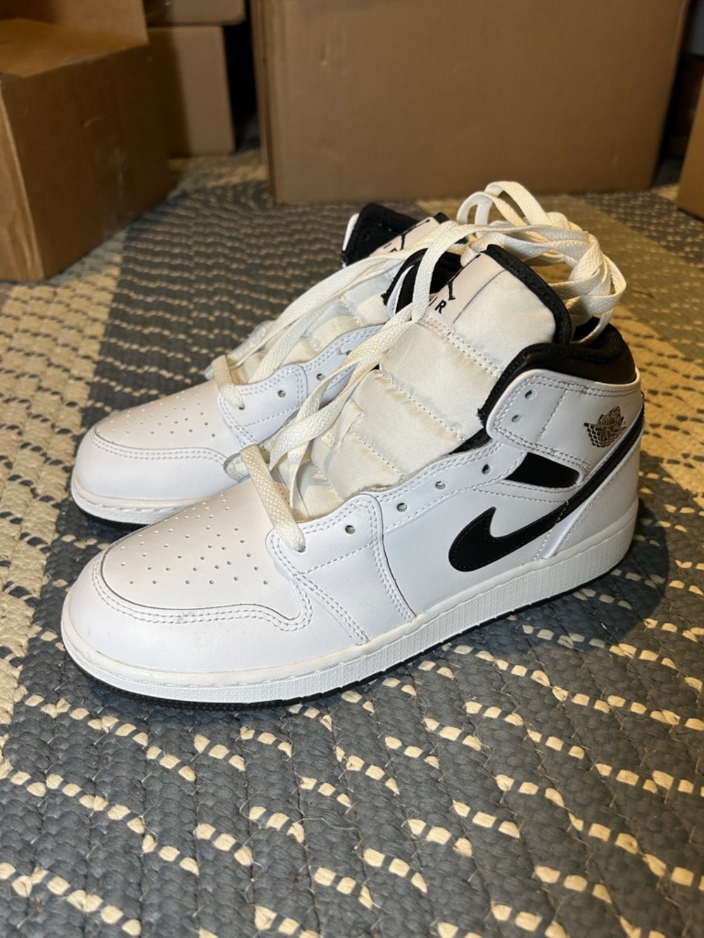 6.5y boys Nike Jordan 1 reverse panda(GS)